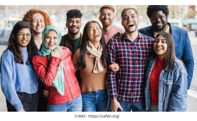 photo d'un groupe de plusieurs jeunes racisés qui sourient