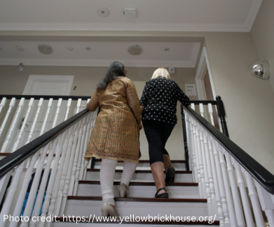 Femmes de dos qui montent des escaliers