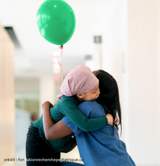 Maman et petite fille embrassées, un ballon vert flotte au-dessus d'elles.