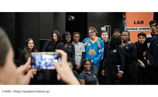 au premier on voit quelqu'un qui prend une photo d'un groupe de jeunes du secondaire